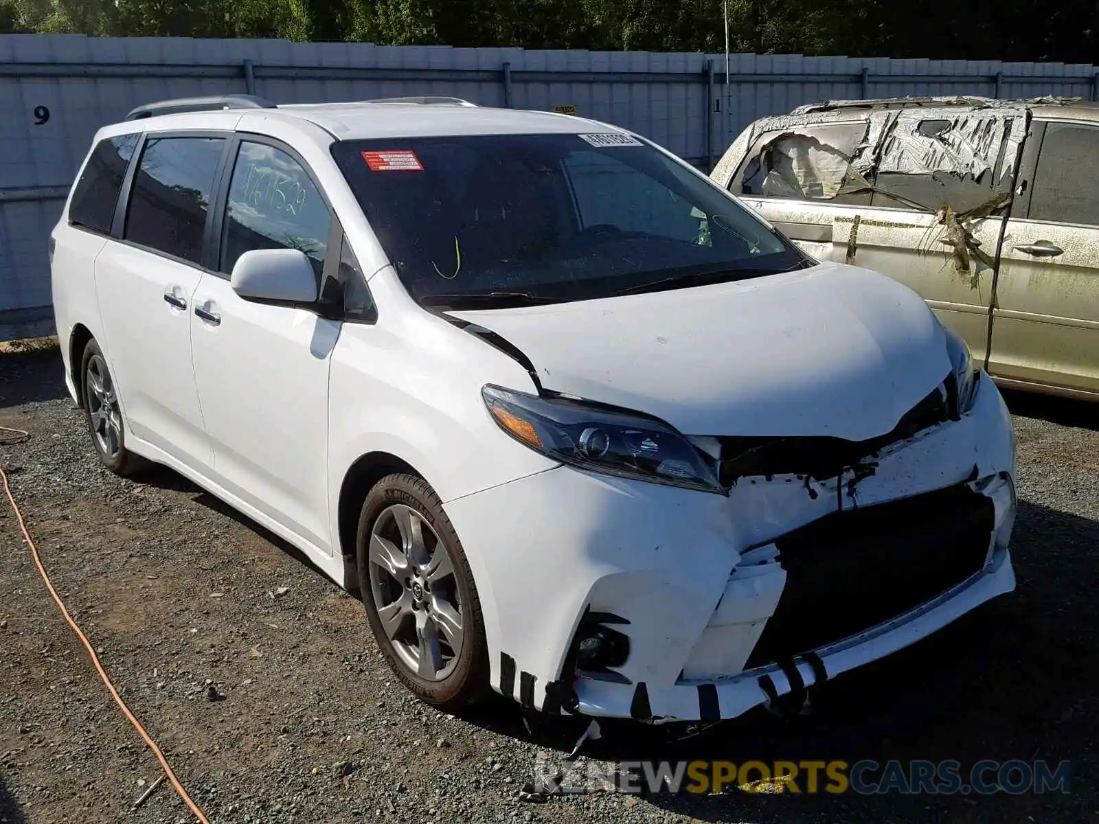 1 Photograph of a damaged car 5TDXZ3DC1KS984978 TOYOTA SIENNA SE 2019