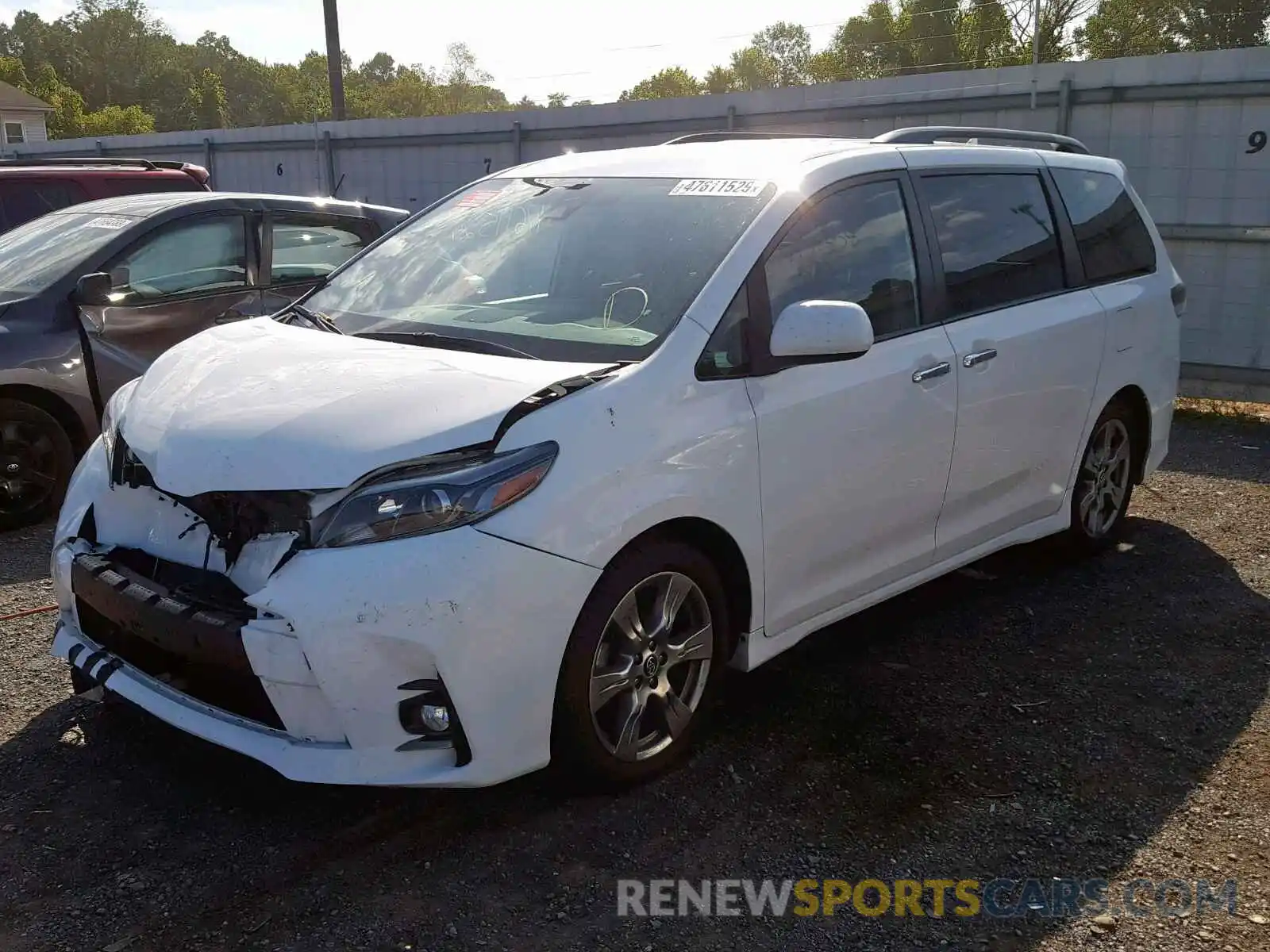 2 Photograph of a damaged car 5TDXZ3DC1KS984978 TOYOTA SIENNA SE 2019