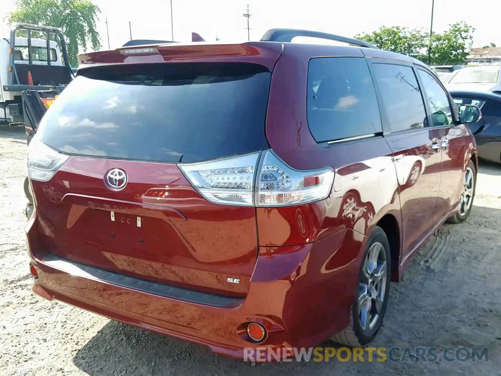 4 Photograph of a damaged car 5TDXZ3DC4KS986658 TOYOTA SIENNA SE 2019