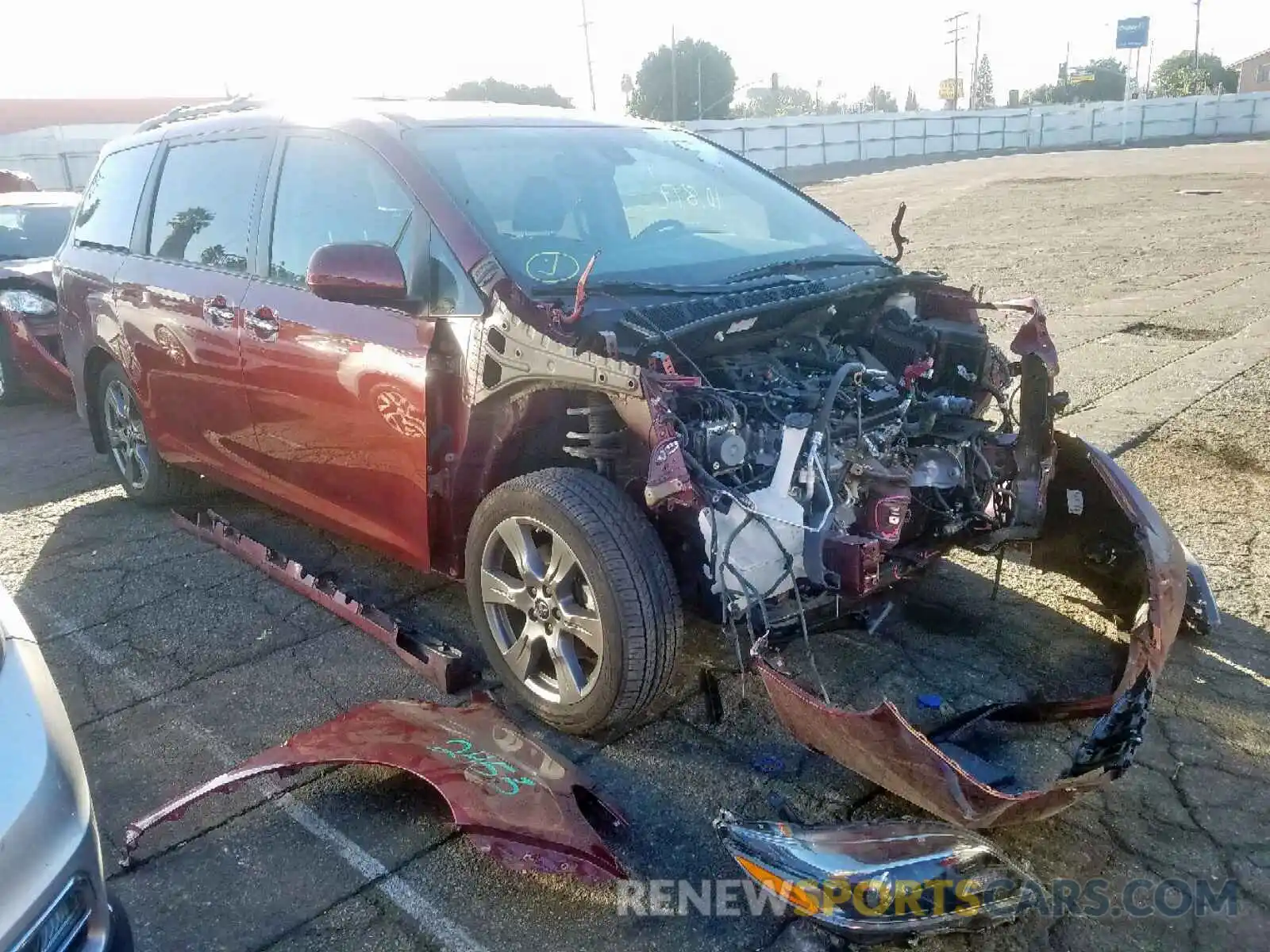 1 Photograph of a damaged car 5TDXZ3DC8KS966395 TOYOTA SIENNA SE 2019