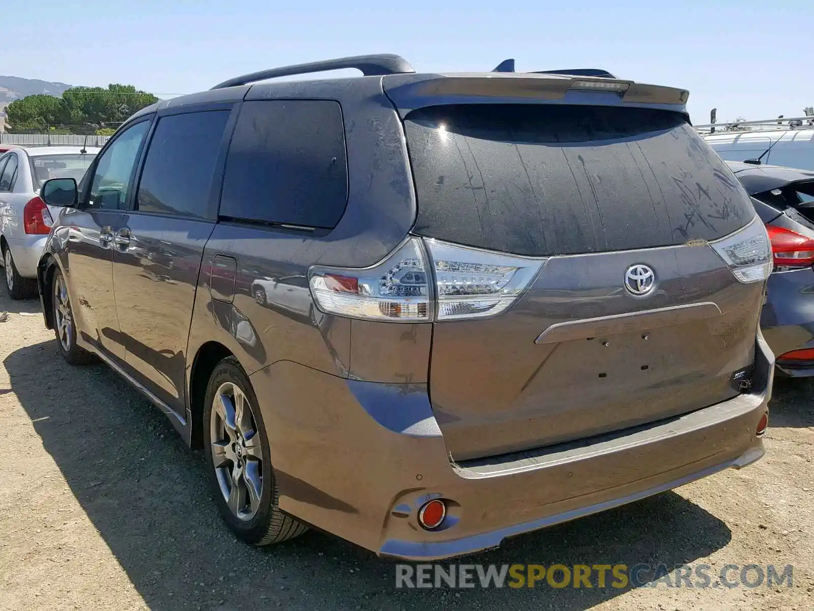 3 Photograph of a damaged car 5TDXZ3DC9KS987076 TOYOTA SIENNA SE 2019