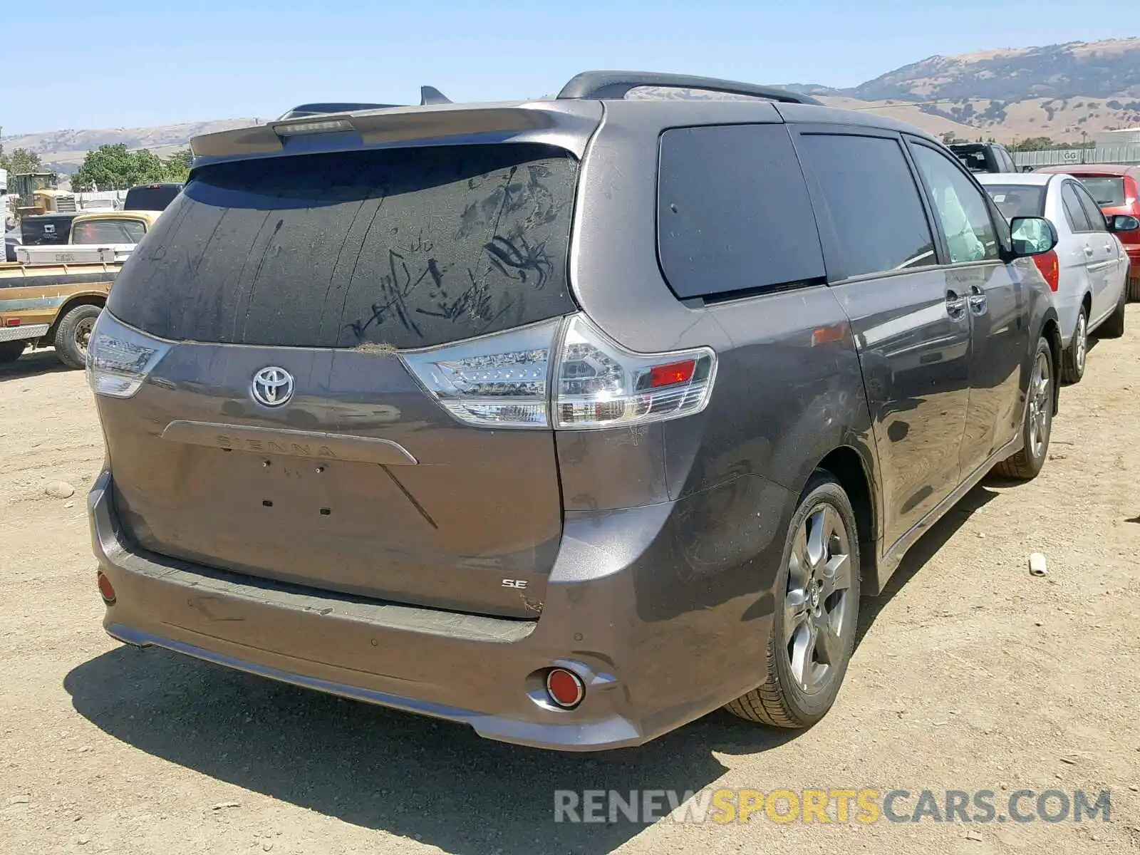 4 Photograph of a damaged car 5TDXZ3DC9KS987076 TOYOTA SIENNA SE 2019