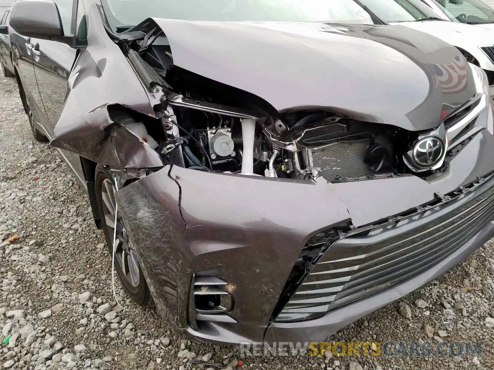 9 Photograph of a damaged car 5TDDZ3DC1KS220373 TOYOTA SIENNA XLE 2019