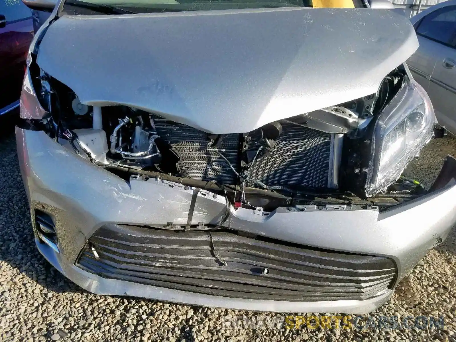 9 Photograph of a damaged car 5TDDZ3DC7KS223035 TOYOTA SIENNA XLE 2019