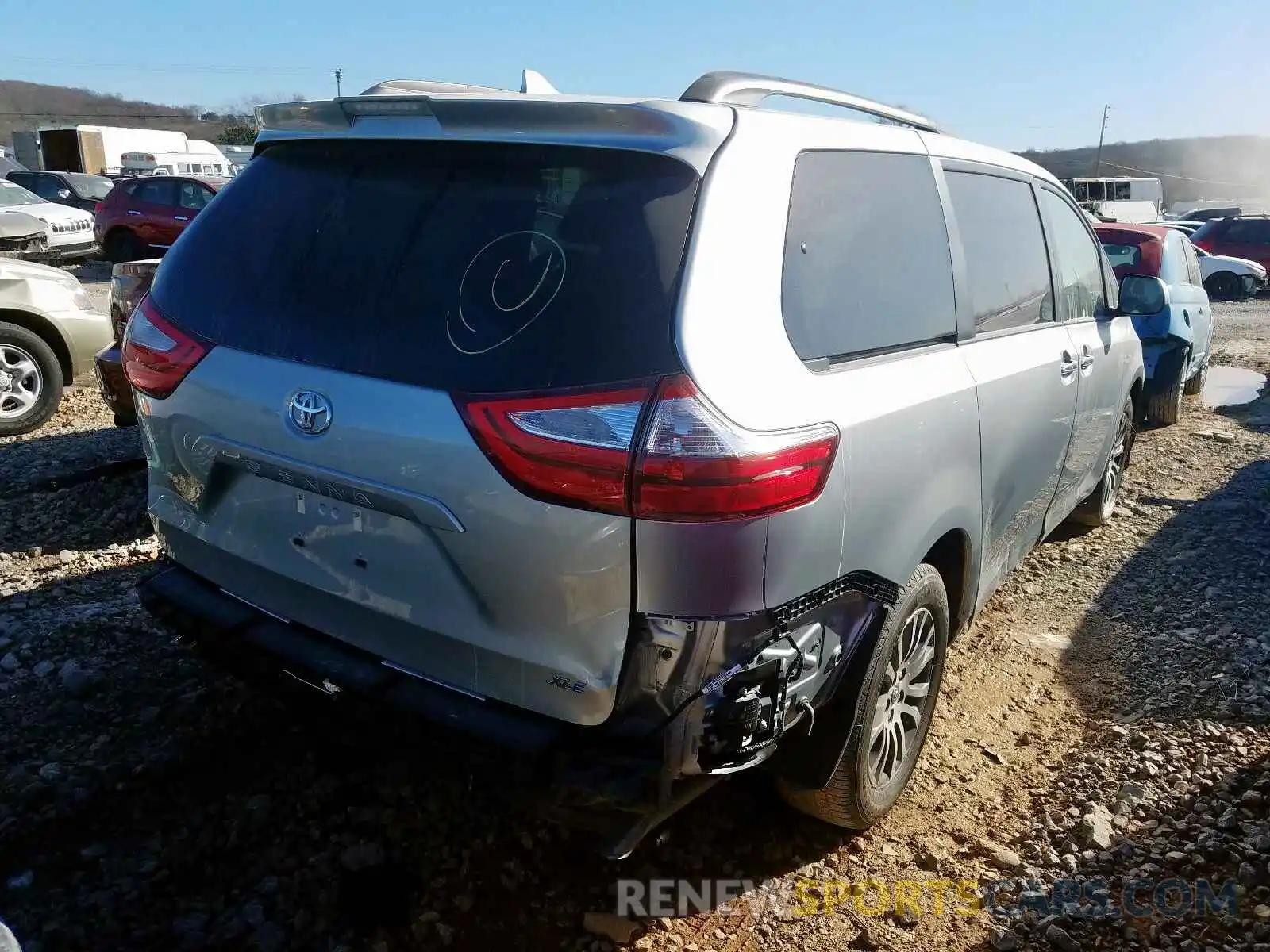 4 Photograph of a damaged car 5TDYZ3DC0KS978948 TOYOTA SIENNA XLE 2019