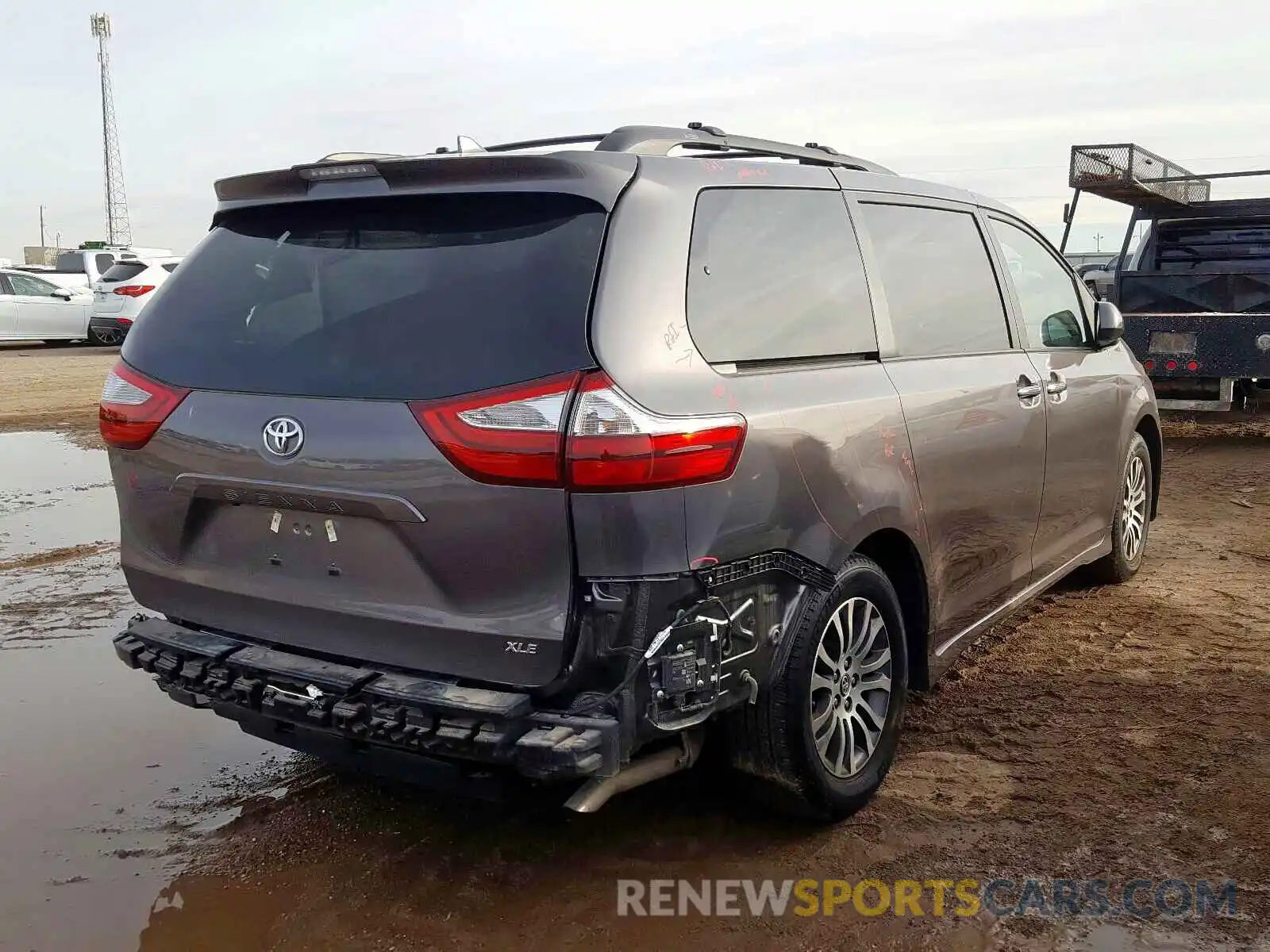 4 Photograph of a damaged car 5TDYZ3DC3KS013792 TOYOTA SIENNA XLE 2019