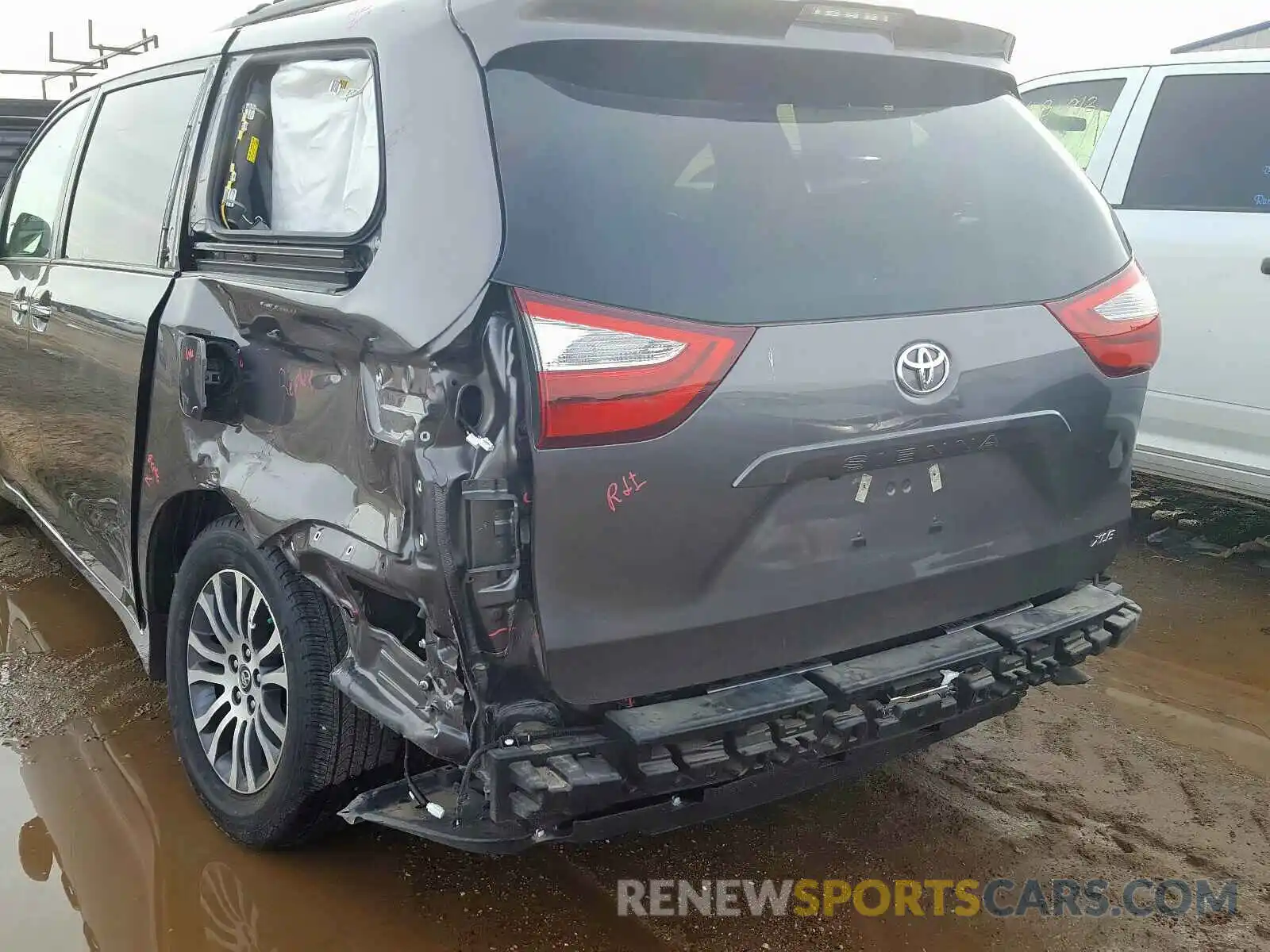 9 Photograph of a damaged car 5TDYZ3DC3KS013792 TOYOTA SIENNA XLE 2019