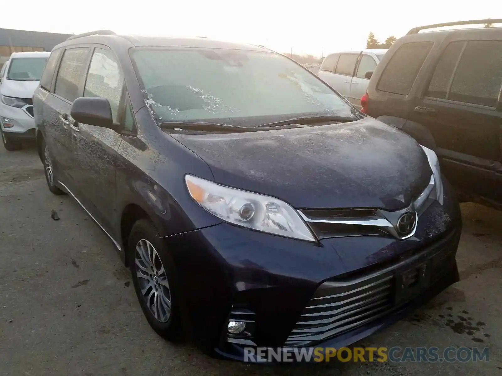 1 Photograph of a damaged car 5TDYZ3DC9KS984621 TOYOTA SIENNA XLE 2019