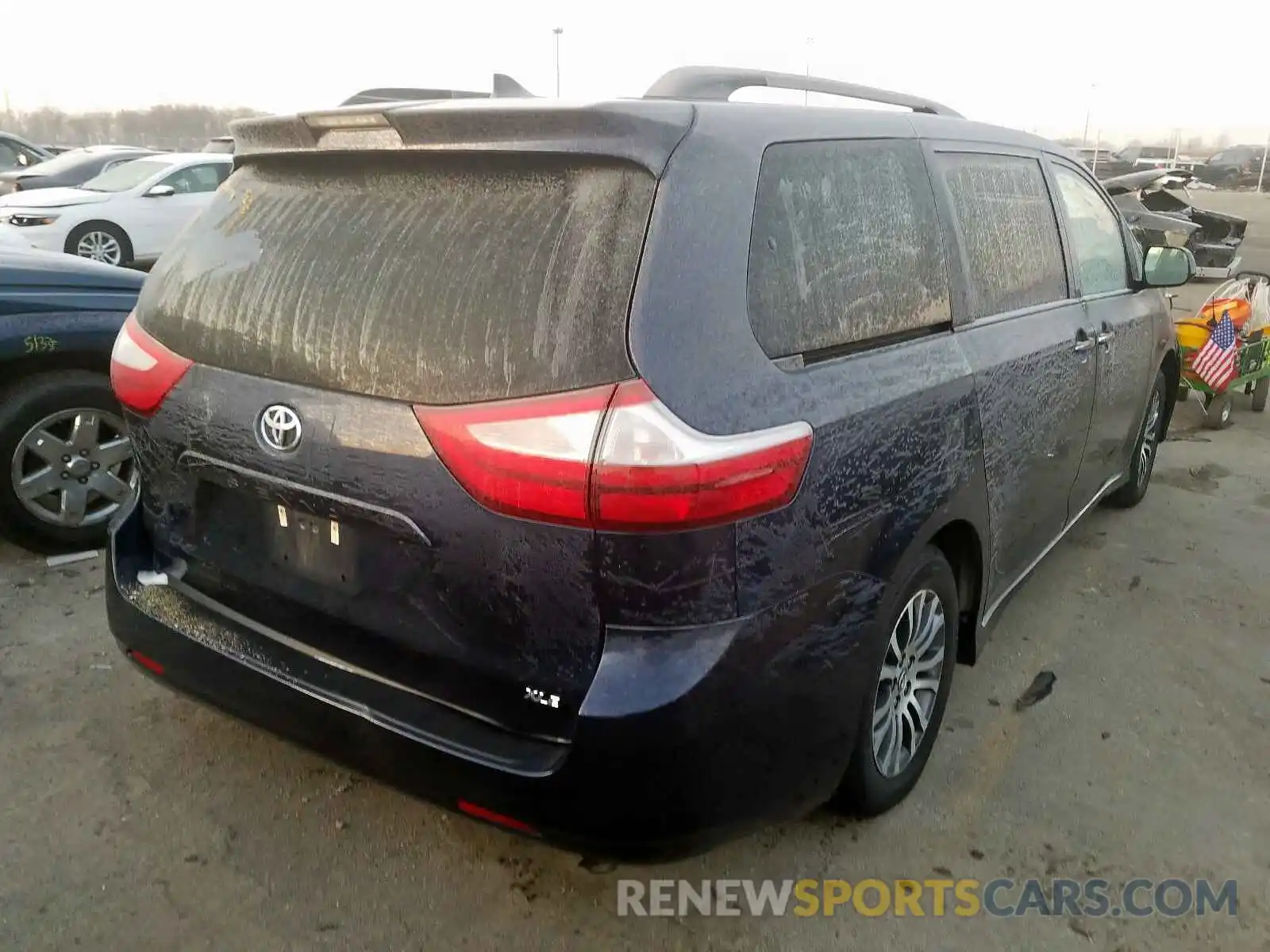 4 Photograph of a damaged car 5TDYZ3DC9KS984621 TOYOTA SIENNA XLE 2019