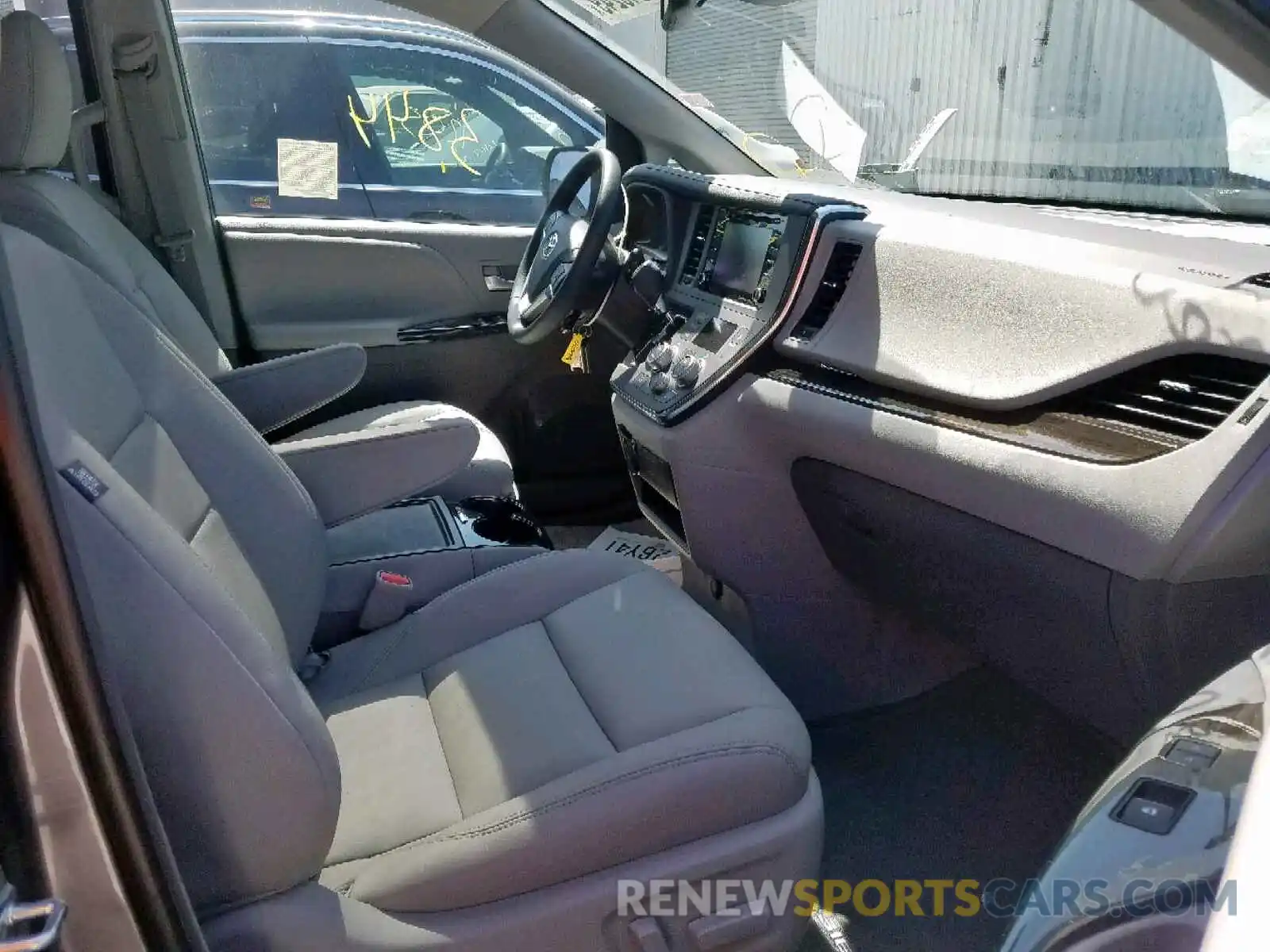 5 Photograph of a damaged car 5TDYZ3DCXKS020030 TOYOTA SIENNA XLE 2019