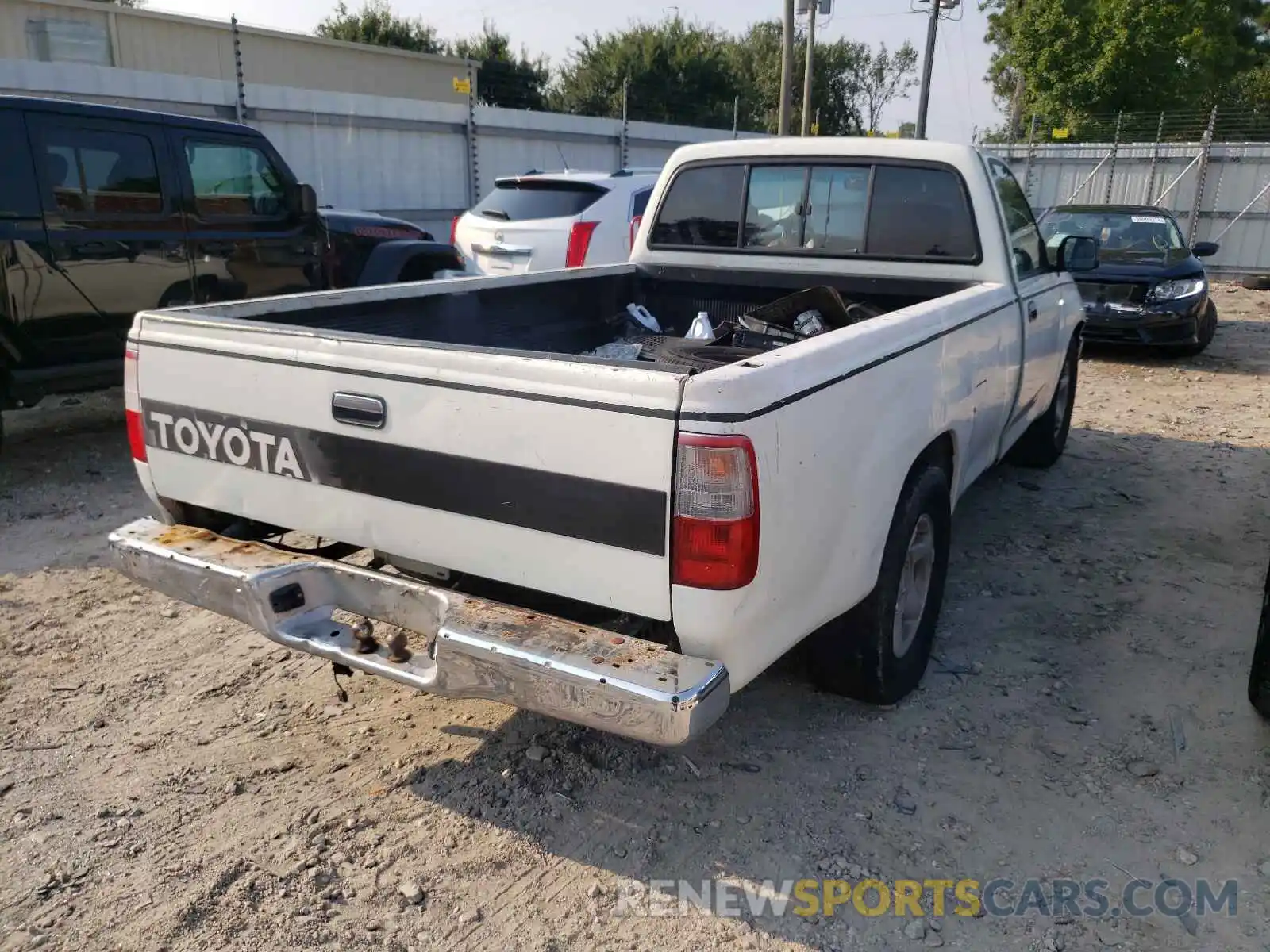 4 Photograph of a damaged car JT4VD10C5P0009894 TOYOTA T100 2022