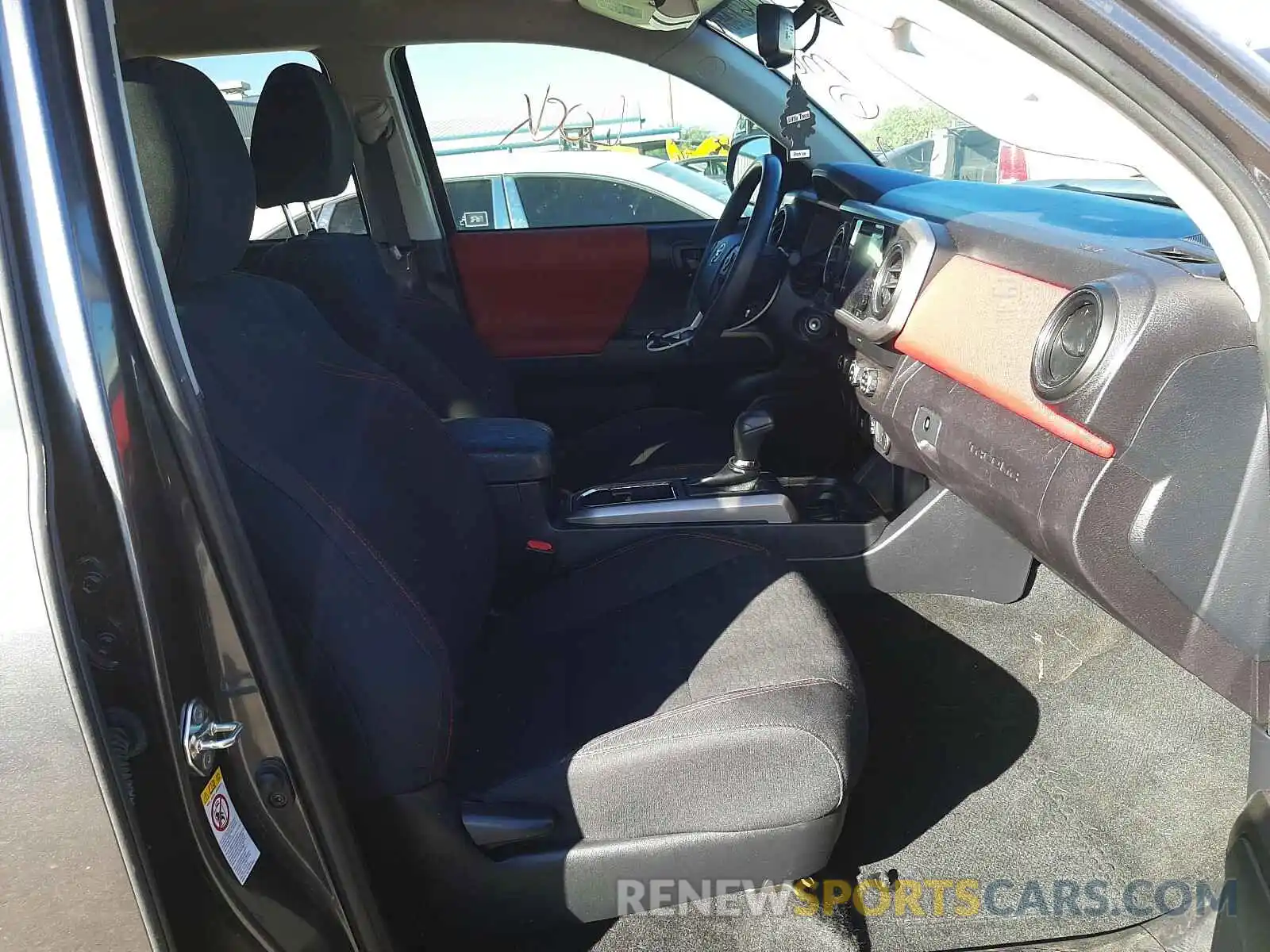 5 Photograph of a damaged car 3TMAZ5CN0KM103904 TOYOTA TACOMA 2019