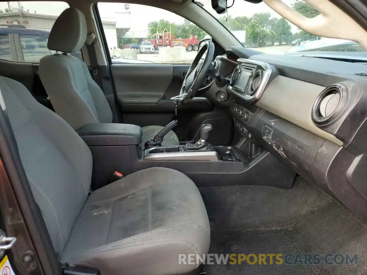 5 Photograph of a damaged car 3TMAZ5CN0KM111534 TOYOTA TACOMA 2019