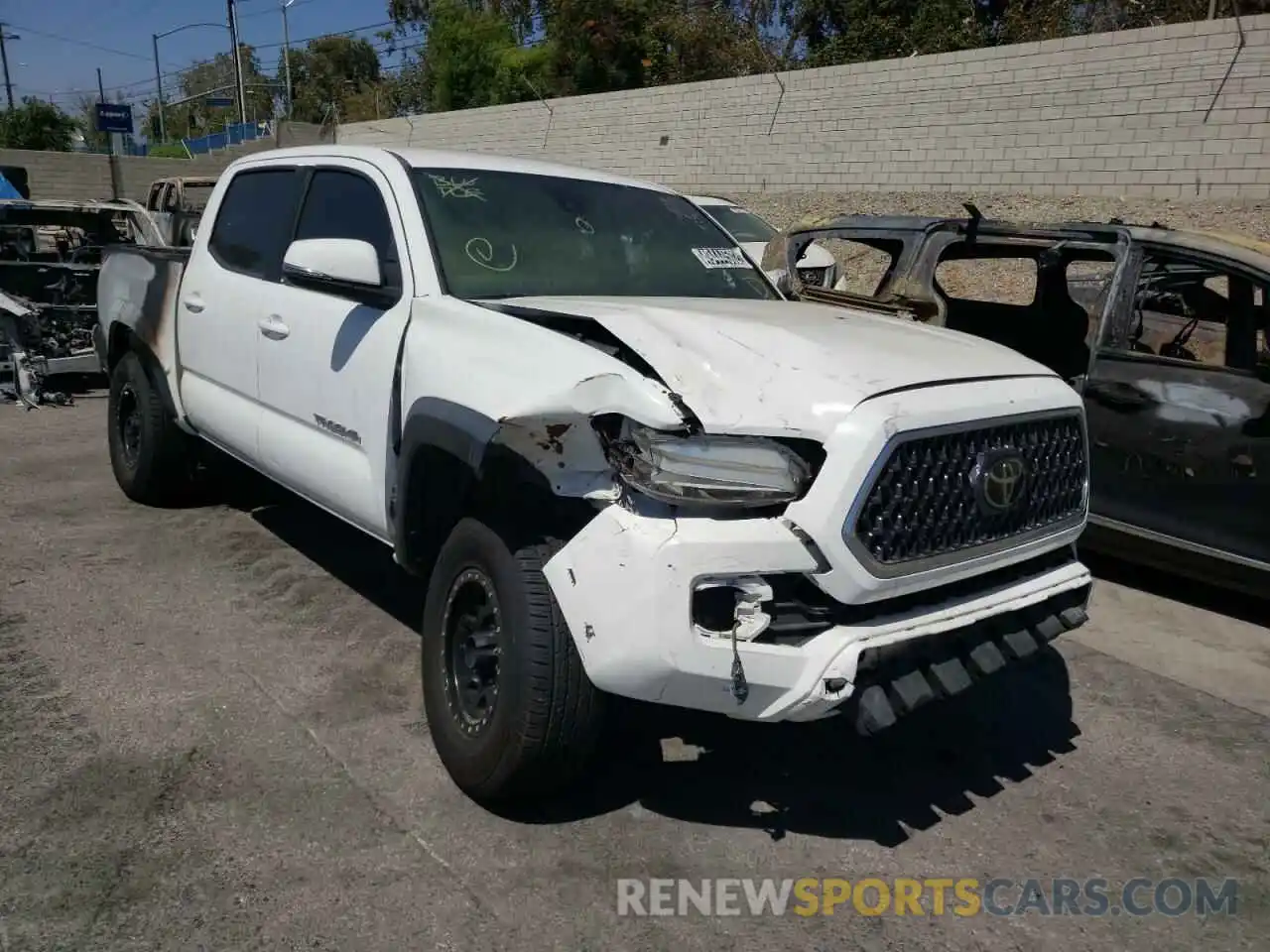 1 Photograph of a damaged car 3TMAZ5CN1KM085820 TOYOTA TACOMA 2019