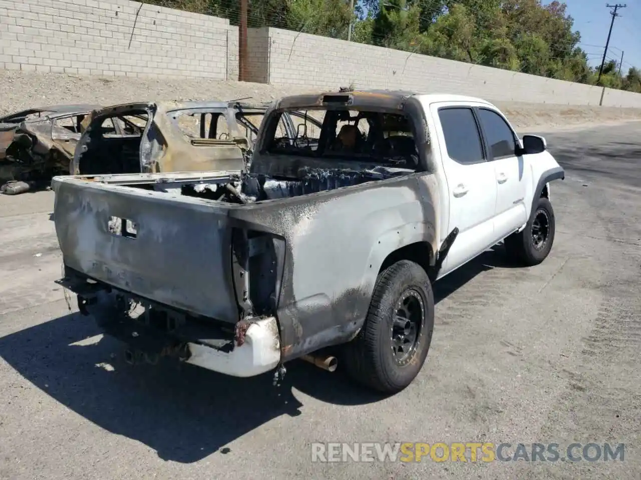 4 Photograph of a damaged car 3TMAZ5CN1KM085820 TOYOTA TACOMA 2019