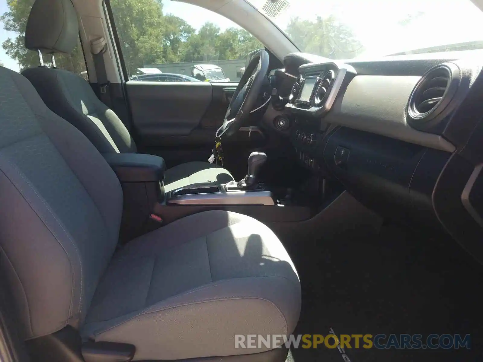 5 Photograph of a damaged car 3TMAZ5CN4KM086864 TOYOTA TACOMA 2019