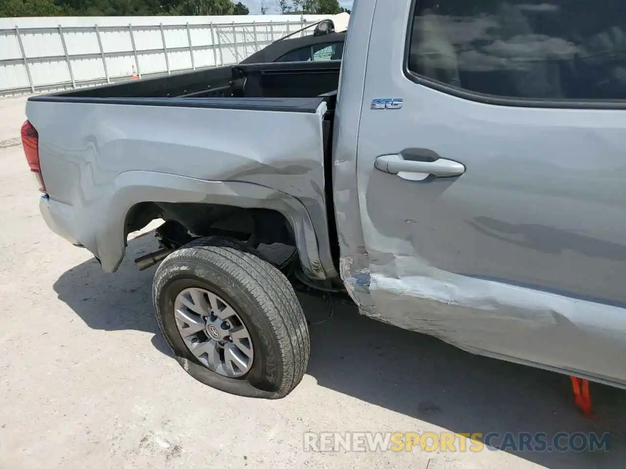 9 Photograph of a damaged car 3TMAZ5CN5KM100268 TOYOTA TACOMA 2019