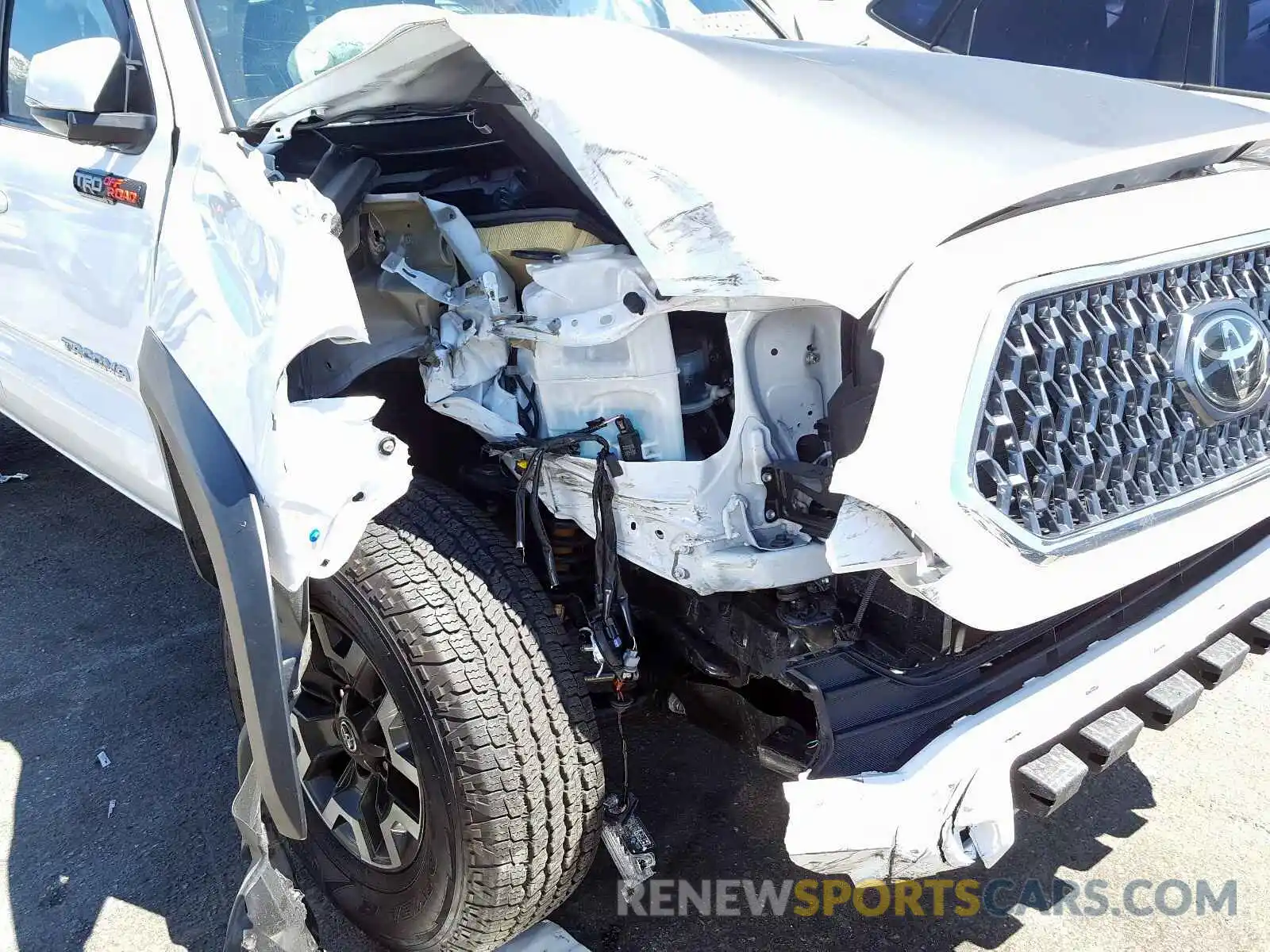 9 Photograph of a damaged car 3TMAZ5CN5KM104711 TOYOTA TACOMA 2019