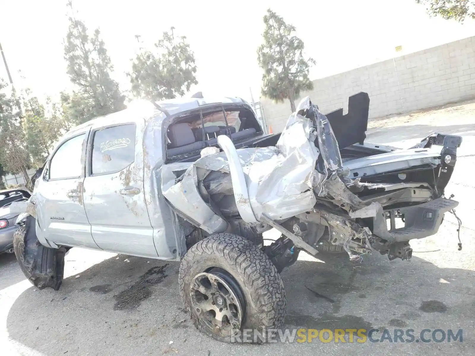 3 Photograph of a damaged car 3TMAZ5CN5KM113022 TOYOTA TACOMA 2019