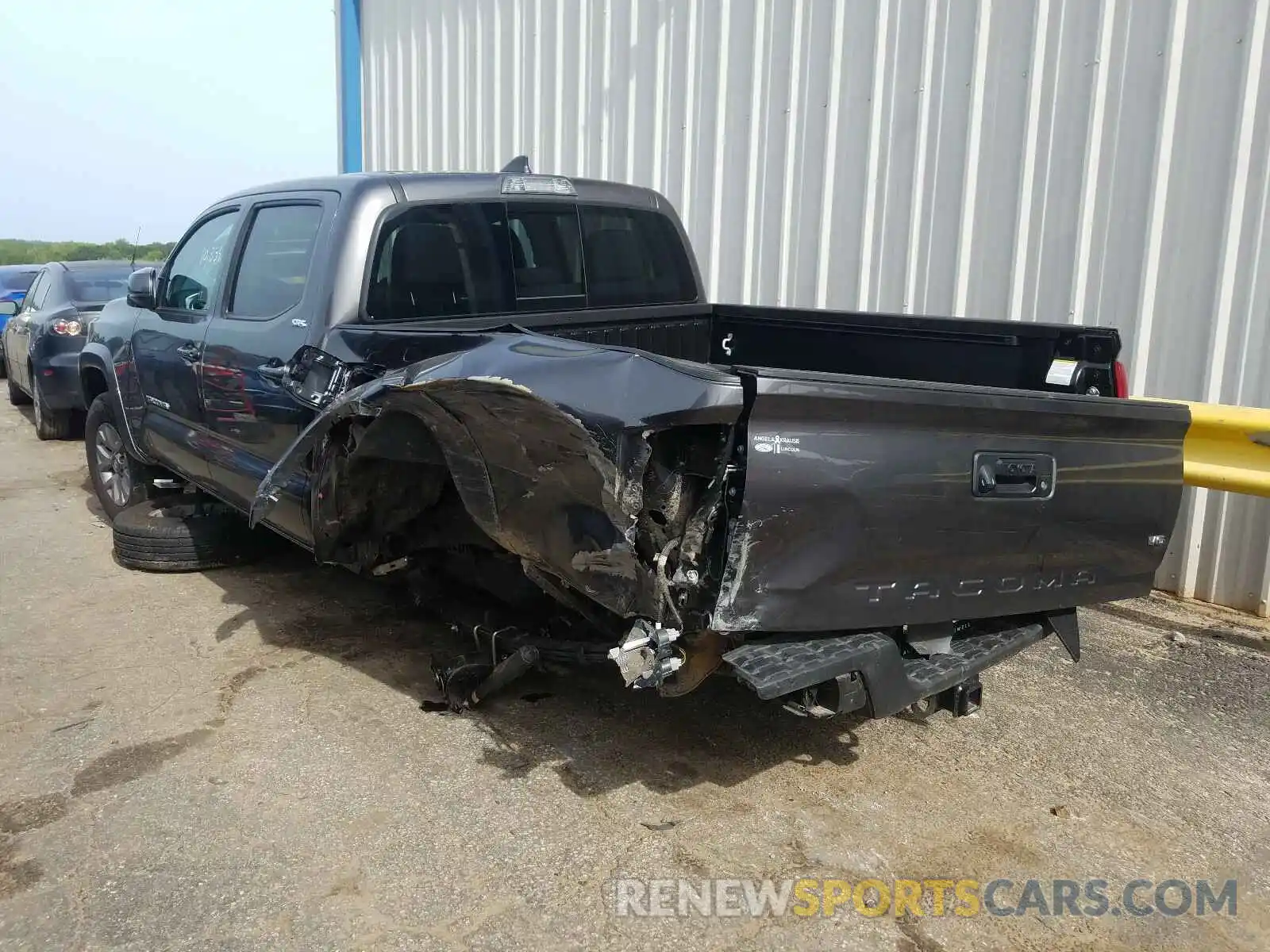 3 Photograph of a damaged car 3TMAZ5CN6KM105222 TOYOTA TACOMA 2019