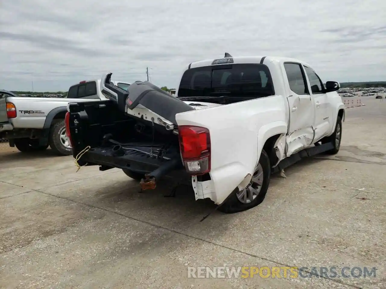 4 Photograph of a damaged car 3TMAZ5CN9KM083703 TOYOTA TACOMA 2019