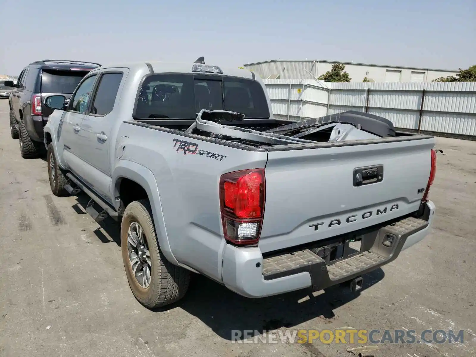 3 Photograph of a damaged car 3TMAZ5CN9KM111824 TOYOTA TACOMA 2019