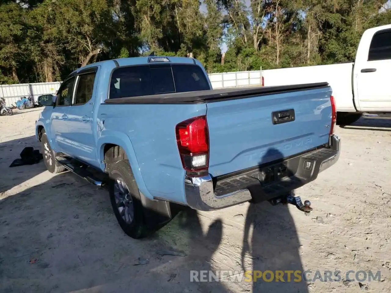 3 Photograph of a damaged car 3TMAZ5CNXKM081040 TOYOTA TACOMA 2019