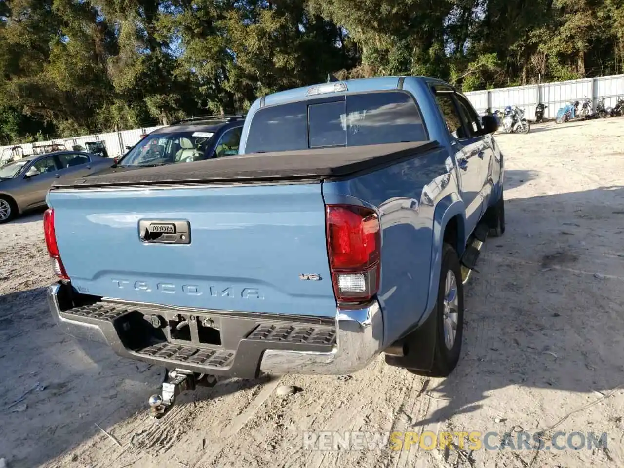 4 Photograph of a damaged car 3TMAZ5CNXKM081040 TOYOTA TACOMA 2019