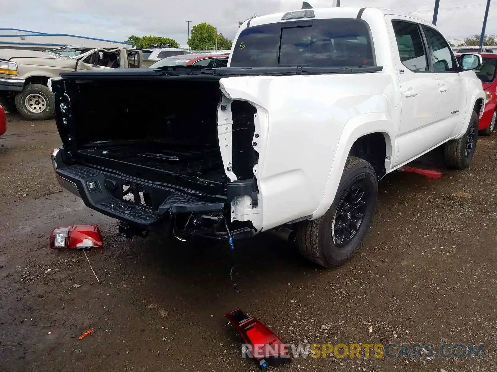 4 Photograph of a damaged car 3TMAZ5CNXKM107815 TOYOTA TACOMA 2019