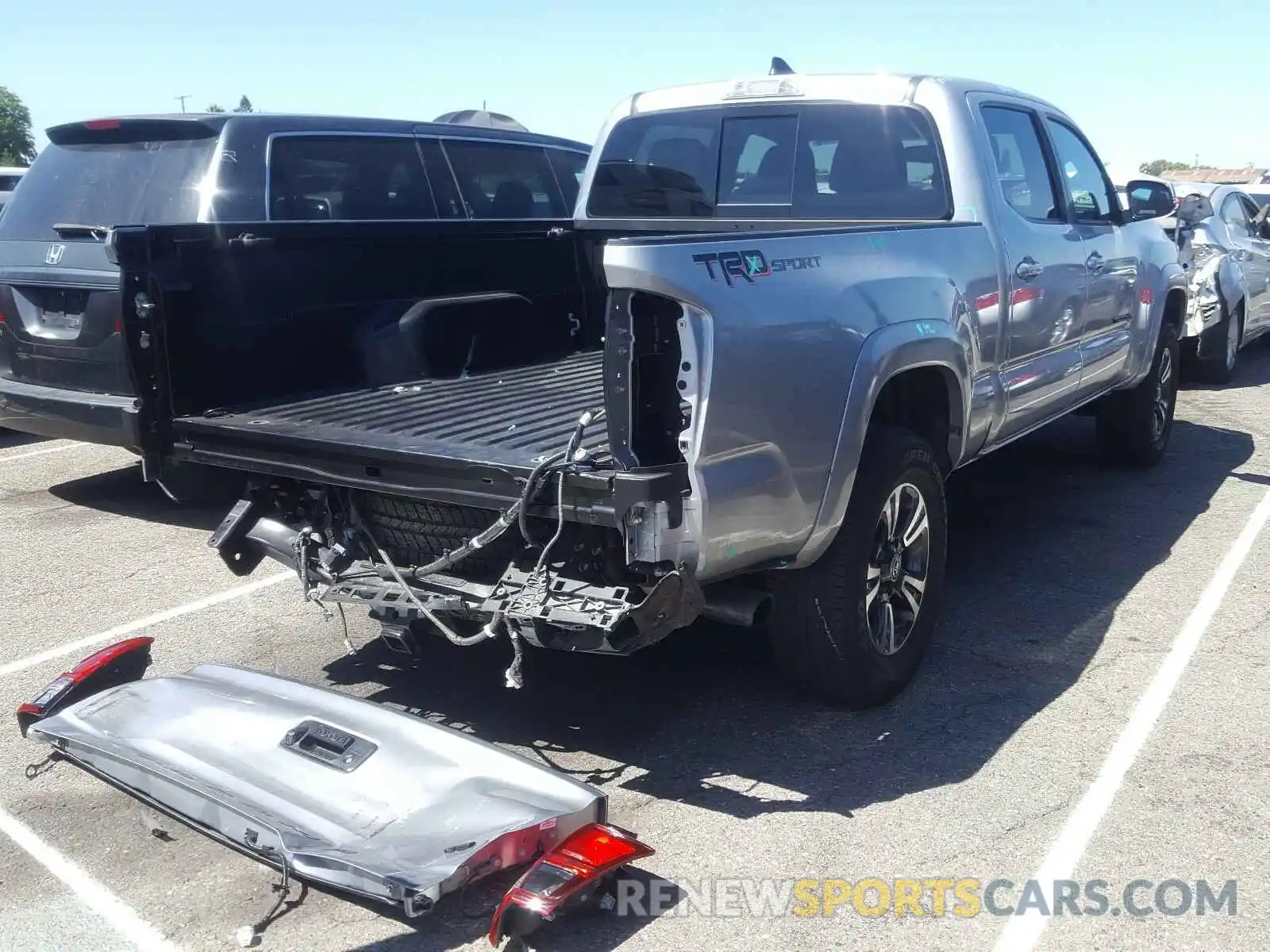 4 Photograph of a damaged car 3TMBZ5DN9KM022015 TOYOTA TACOMA 2019