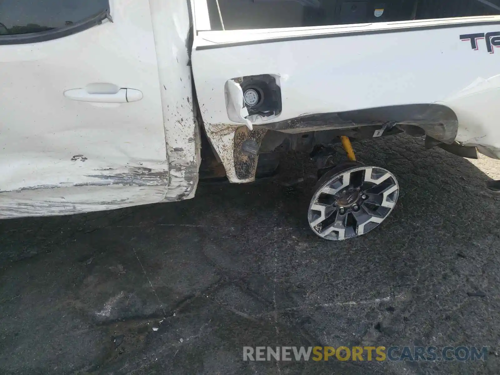 9 Photograph of a damaged car 3TMCZ5AN2KM239642 TOYOTA TACOMA 2019