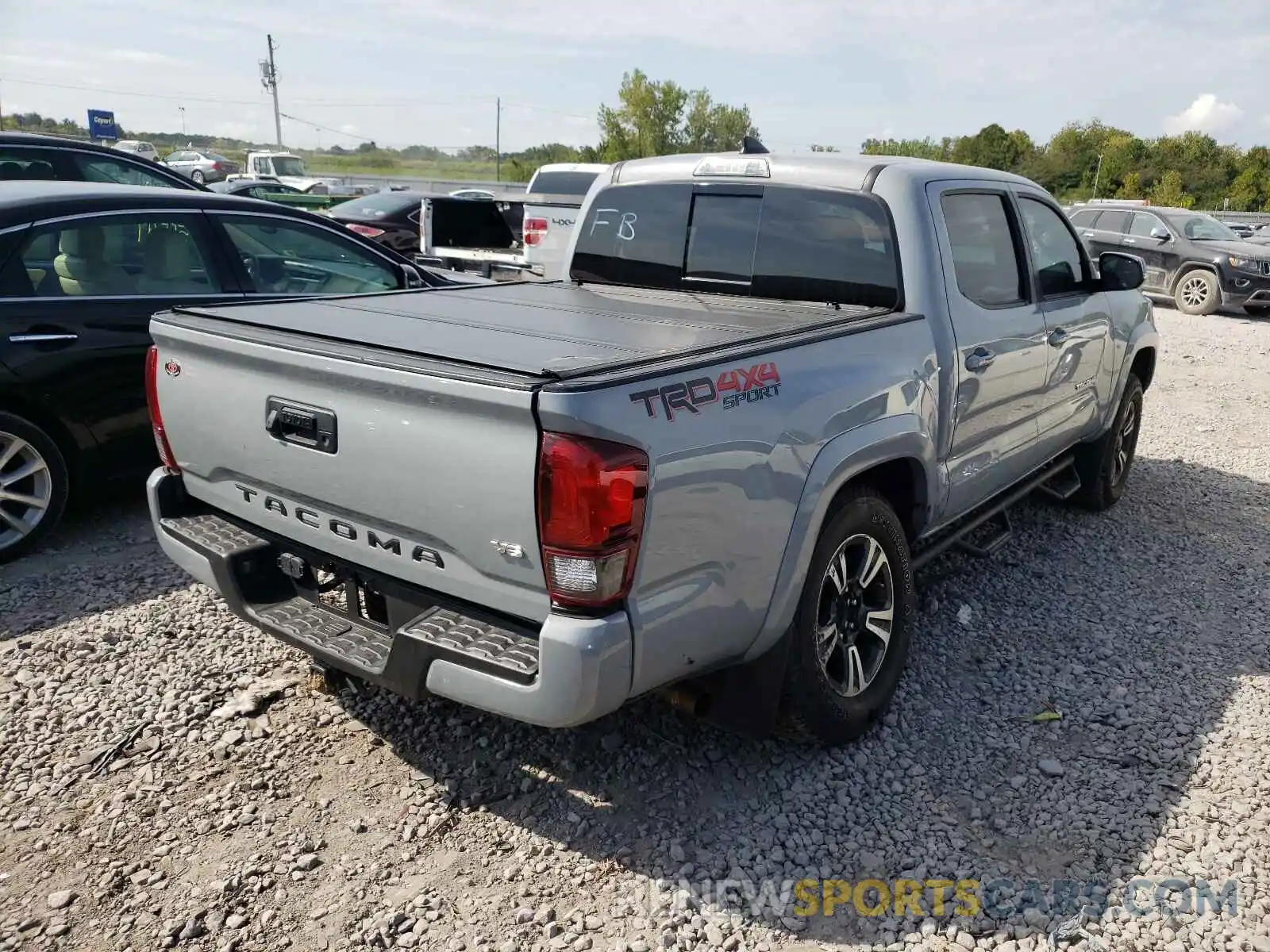 4 Фотография поврежденного автомобиля 3TMCZ5AN3KM212272 TOYOTA TACOMA 2019