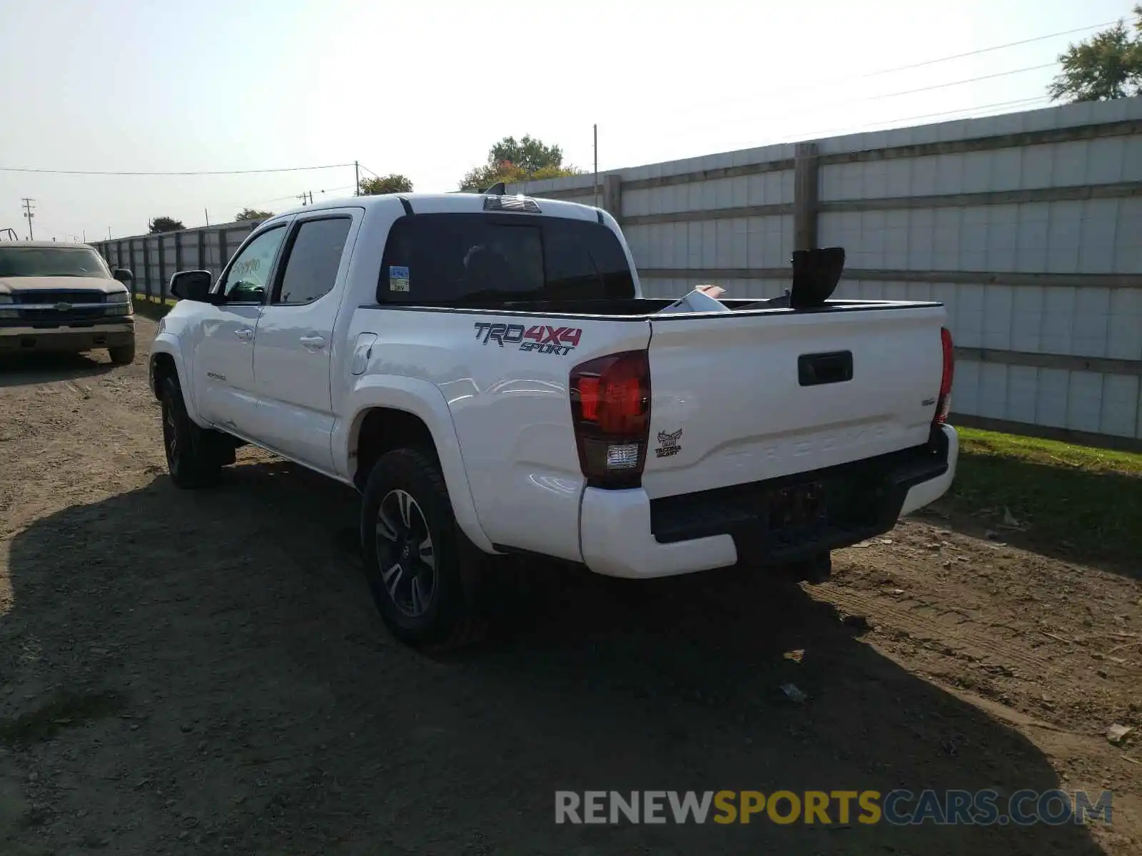 3 Фотография поврежденного автомобиля 3TMCZ5AN3KM241156 TOYOTA TACOMA 2019