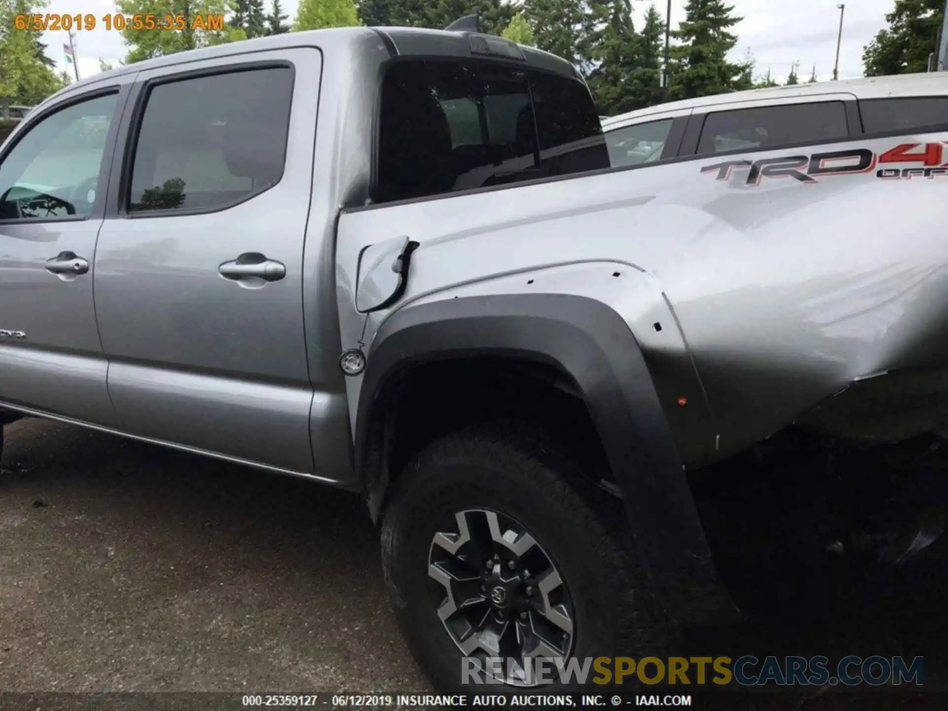 16 Photograph of a damaged car 3TMCZ5AN4KM235298 TOYOTA TACOMA 2019