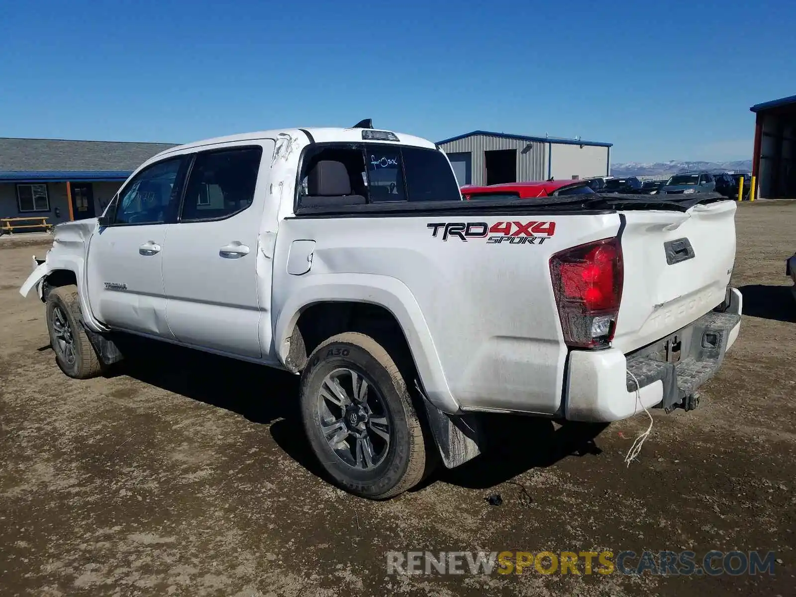 3 Фотография поврежденного автомобиля 3TMCZ5AN5KM282341 TOYOTA TACOMA 2019