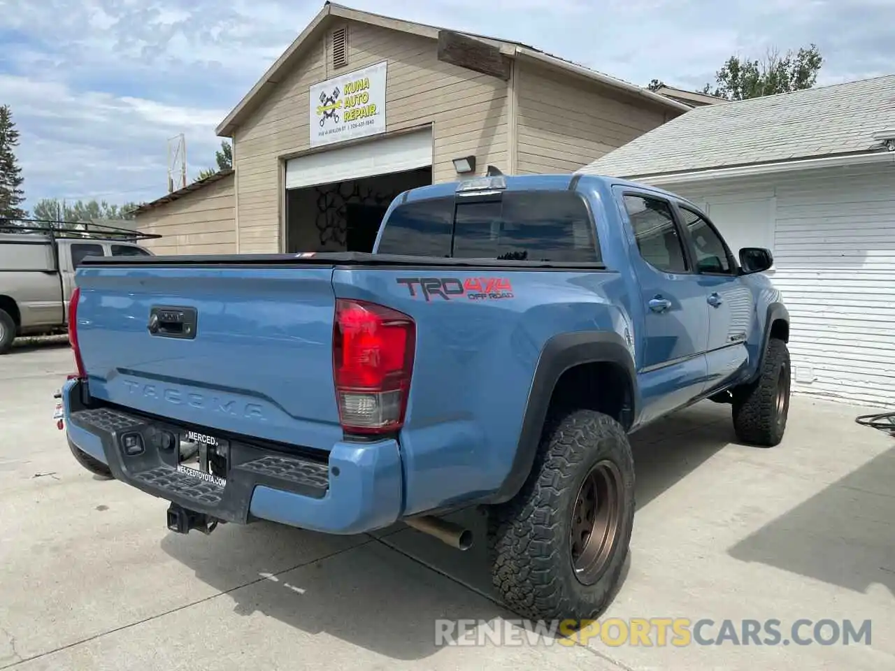 4 Photograph of a damaged car 3TMCZ5AN6KM222374 TOYOTA TACOMA 2019