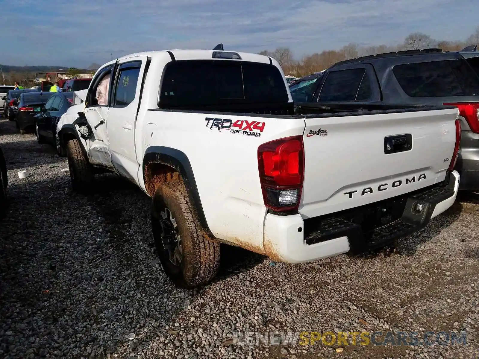 3 Фотография поврежденного автомобиля 3TMCZ5AN6KM270019 TOYOTA TACOMA 2019