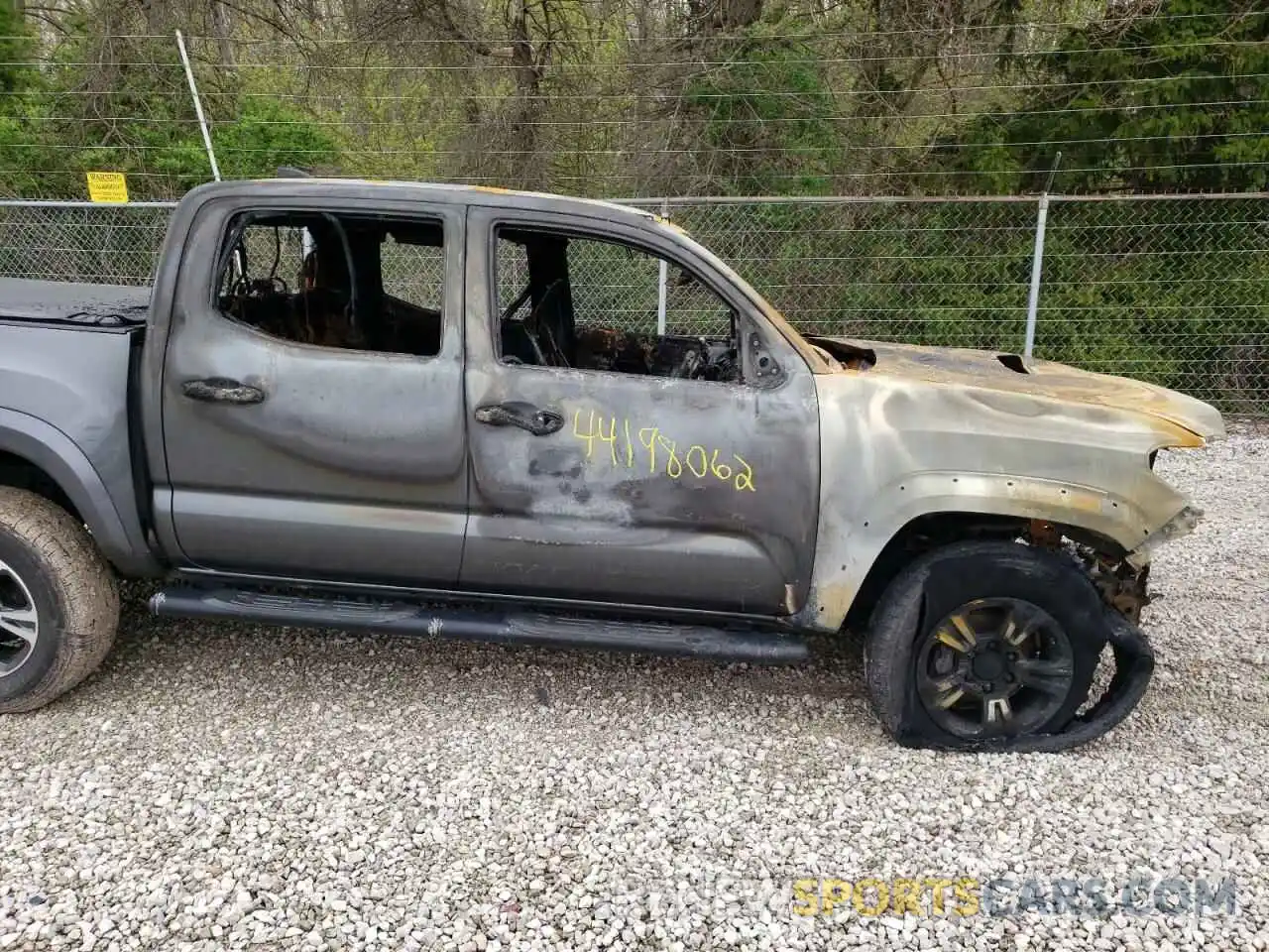 10 Photograph of a damaged car 3TMCZ5AN8KM248829 TOYOTA TACOMA 2019