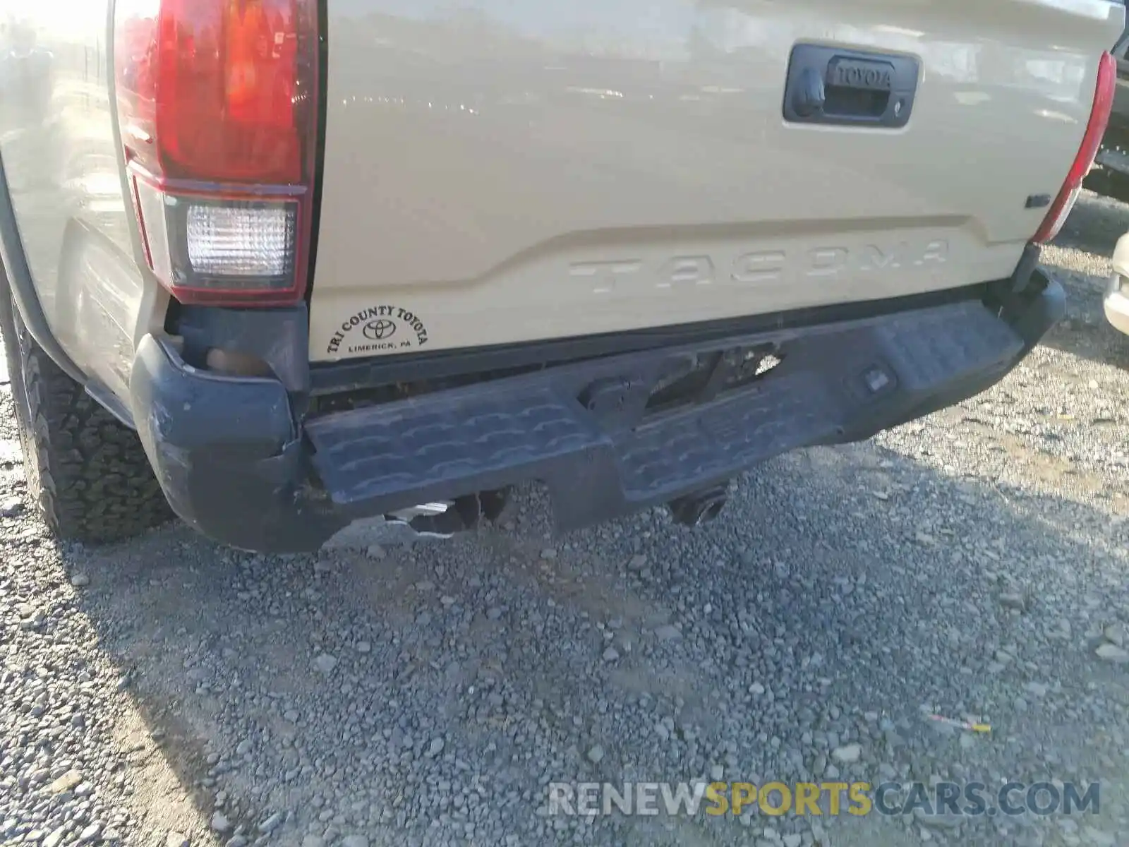 9 Photograph of a damaged car 3TMCZ5ANXKM198418 TOYOTA TACOMA 2019