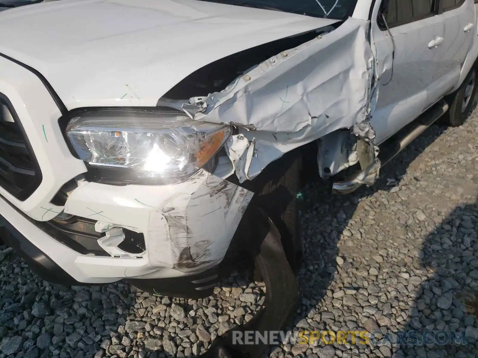 9 Photograph of a damaged car 5TFAX5GN0KX143474 TOYOTA TACOMA 2019