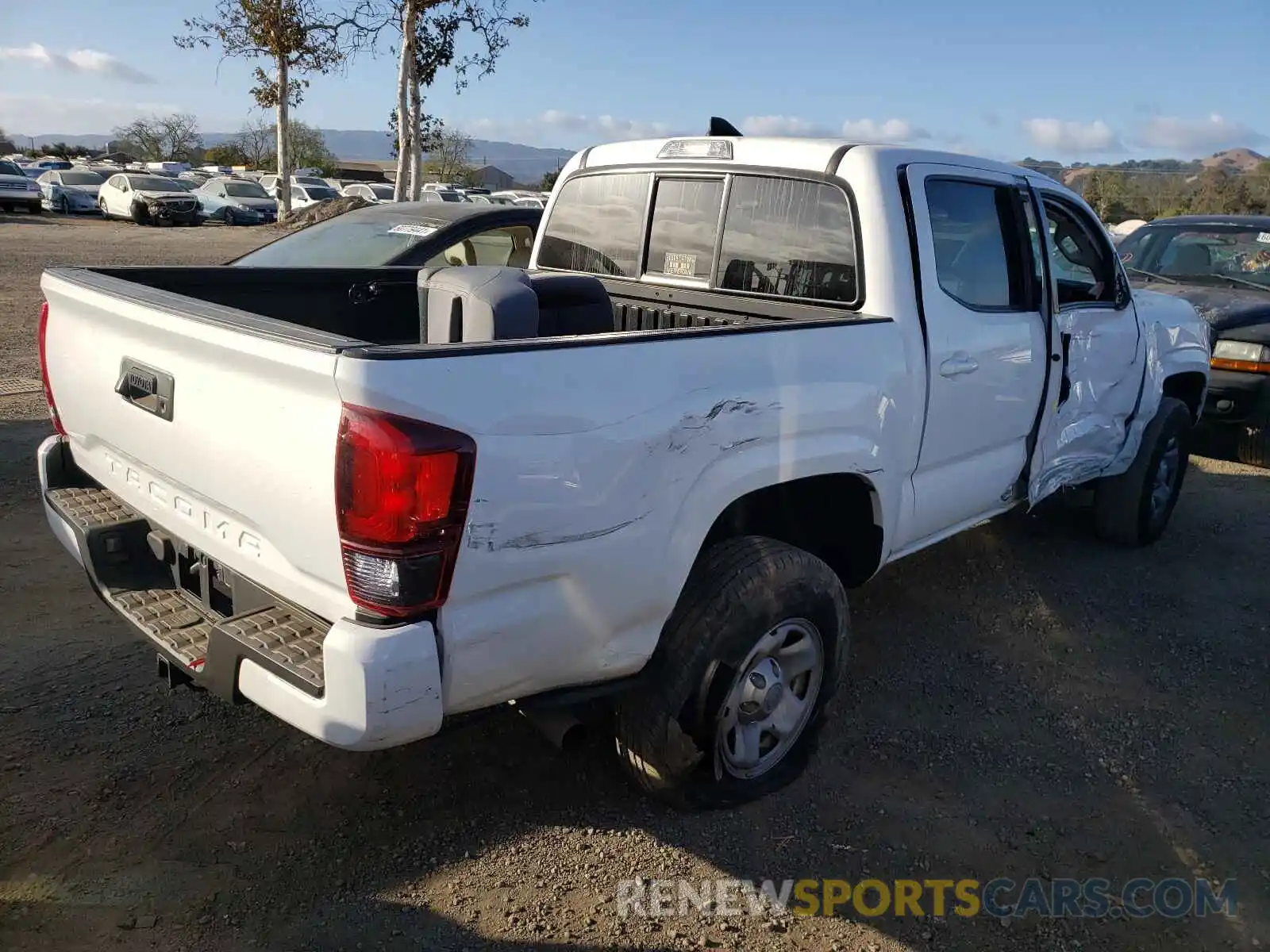 4 Фотография поврежденного автомобиля 5TFAX5GN0KX159674 TOYOTA TACOMA 2019