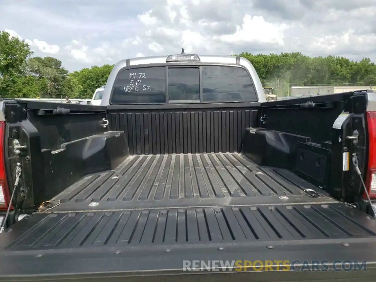 9 Photograph of a damaged car 5TFAX5GN1KX158680 TOYOTA TACOMA 2019