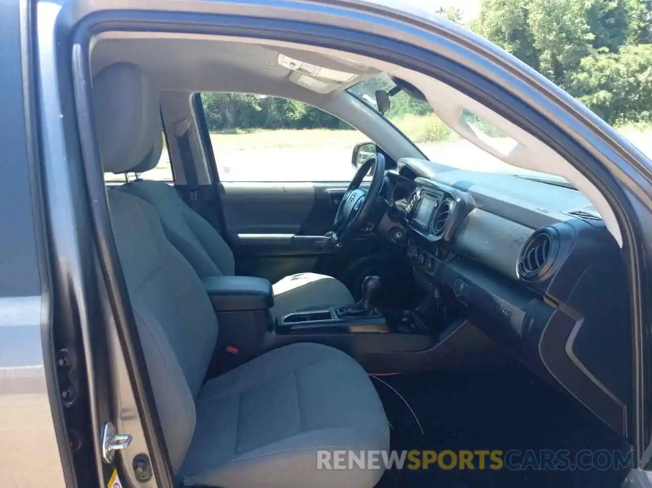 5 Photograph of a damaged car 5TFAX5GN5KX134236 TOYOTA TACOMA 2019