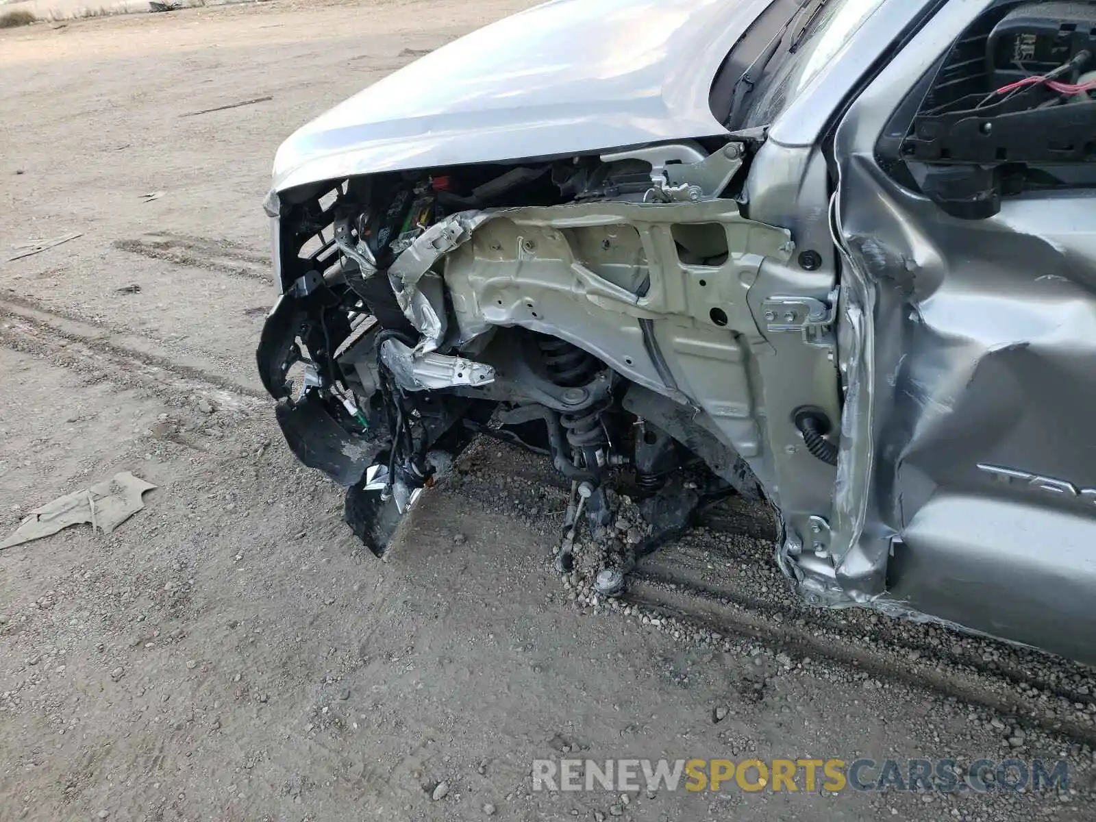9 Photograph of a damaged car 5TFAX5GN5KX152042 TOYOTA TACOMA 2019