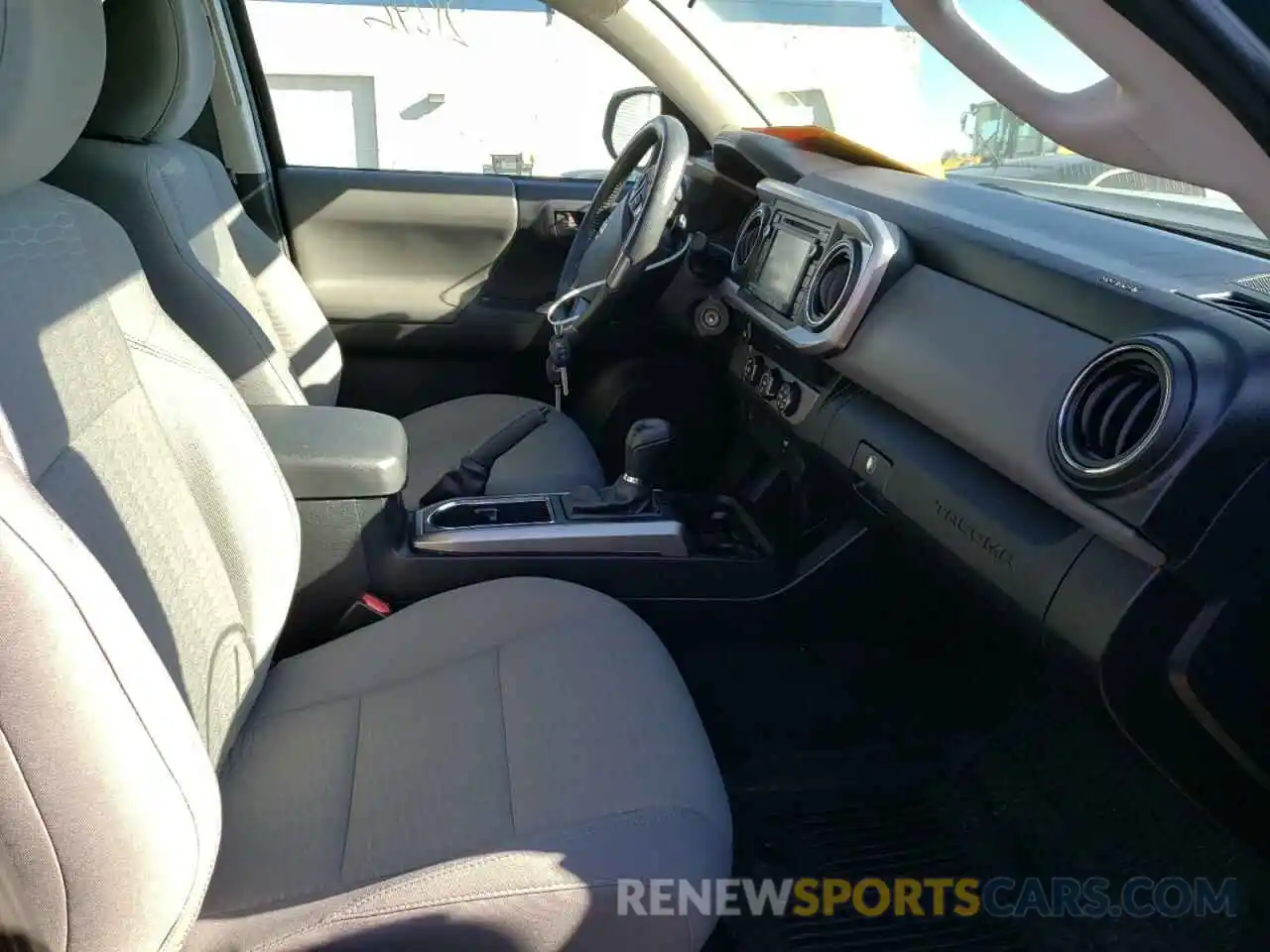 5 Photograph of a damaged car 5TFAX5GN7KX133959 TOYOTA TACOMA 2019