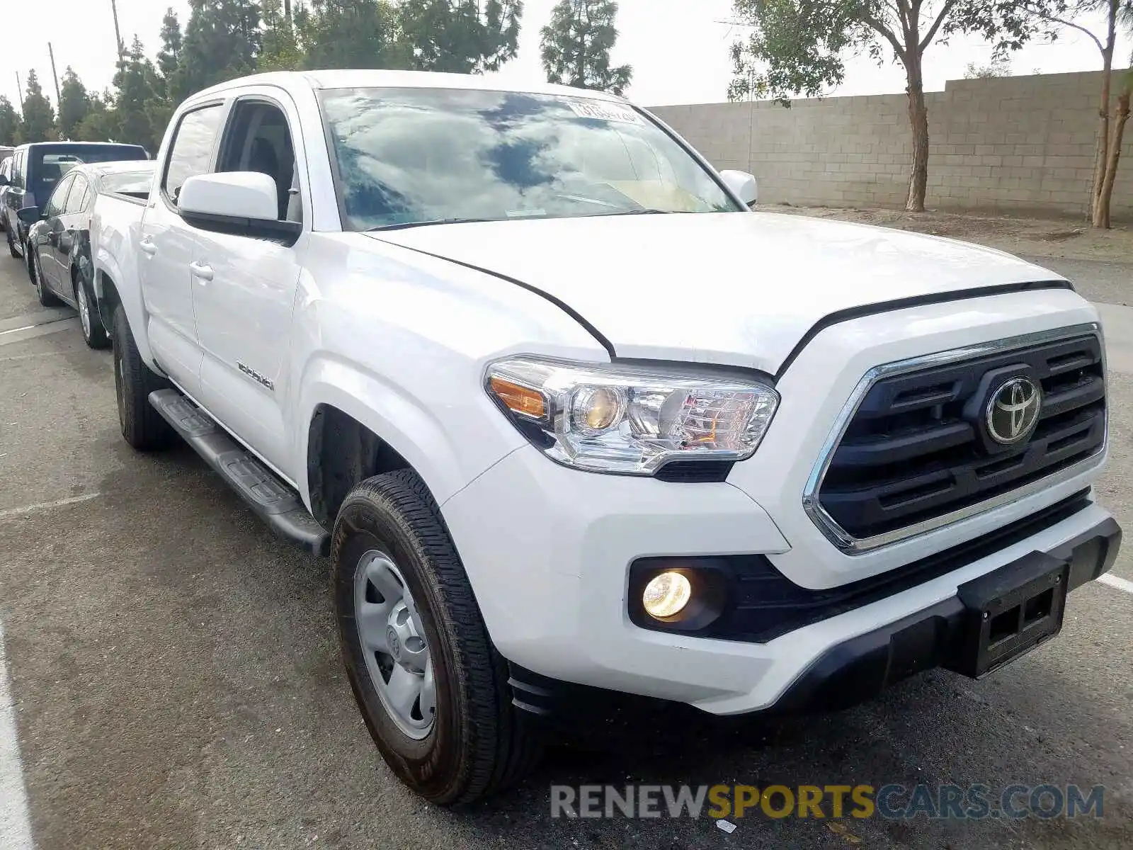 1 Photograph of a damaged car 5TFAX5GN8KX149684 TOYOTA TACOMA 2019