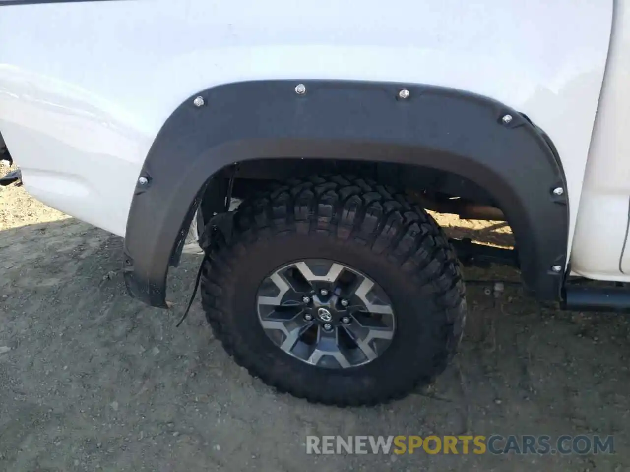 9 Photograph of a damaged car 5TFAX5GN9KX143828 TOYOTA TACOMA 2019