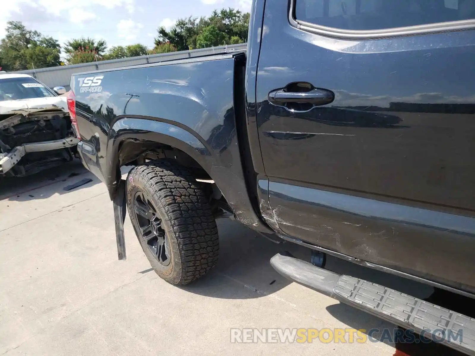 9 Photograph of a damaged car 5TFAX5GN9KX156241 TOYOTA TACOMA 2019