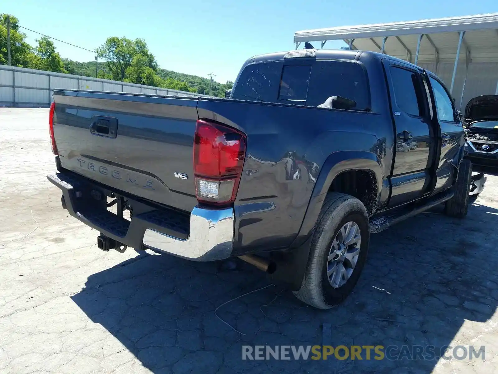 4 Photograph of a damaged car 5TFAZ5CN0KX085916 TOYOTA TACOMA 2019