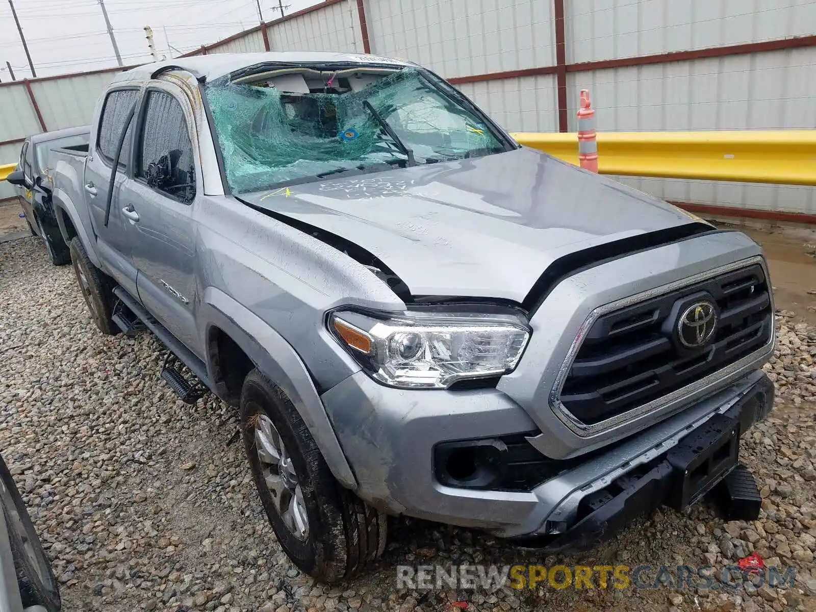 1 Photograph of a damaged car 5TFAZ5CN0KX085981 TOYOTA TACOMA 2019